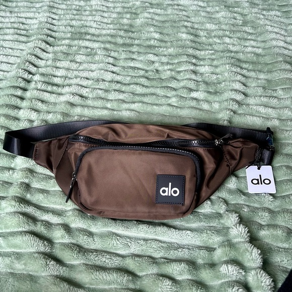 ALO Yoga Accessories - ALO Explorer Fanny Pack in Espresso NWT